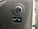 メモリー付きパワーシートが装備されている車両はシートの位置・ドアミラーの角度・ハンドルの位置を3名まで記憶出来ます。