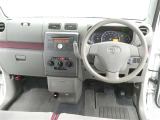 運転席からの視界はこんな感じです☆お気軽にご来店いただき、実際に座って是非お確かめください。ドライバーに寄り添う快適な操作フィールをもたらすステアリングです。