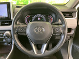 握りやすい形状で、運転操作をサポート。操作しやすいスイッチ類が配置され、快適なドライビングを実現します。