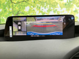 後方の状況をわかりやすく表示。駐車や車庫入れが格段に楽になります。安全確認をしっかり行い、事故のリスクを減らせます。