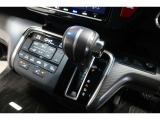インパネシフトだから視線の移動も少なく足元もスッキリ♪運転席もゆったりしているのでゆとりを持ってドライブできますね!