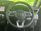 握りやすい形状で、快適なドライビングをサポート。操作性にも優れており、スムーズな運転をサポートします。操作しやすい位置にスイッチ類も配置。