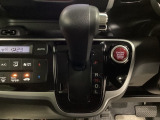 CVT車のセレクトレバーです。低速から高速まで、変速ショックのないスムーズな走りを実現するとともに、エンジン効率のよい領域を維持することで燃費にも貢献します。