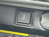 外部機器の接続が可能な端子を完備。長距離のドライブや待ち時間も、お持ちのデバイスを繋いで快適な車内時間を過ごせます。