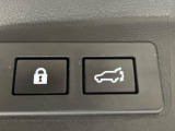【パワーバックドア】スマートキーや運転席のボタンを押すだけでリアゲートが自動で開閉します!荷物を持っている時や、高い位置にあるバックドアを閉める際に便利な機能です♪