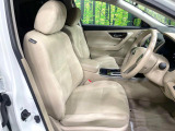 運転席まわりには十分なスペースがあり、大柄な方でもゆったり運転していただける環境です。