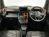 【インパネ】運転のしやすさを最優先に設計された見晴らしの良いフロントビュー。車両間隔が掴みやすく狭い道でも安心♪「安全」と「品質」を最優先に、安心してお乗りいただけるクルマを提供いたします。