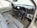 シンプルで使いやすいデザインの運転席です。