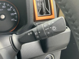 操作しやすい位置に配置されたウインカーレバー。確実な操作感で、安全な車線変更をサポートします。