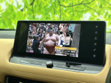 後席での移動時間を快適に。停車中は、お気に入りの番組や映像を楽しめます。長距離ドライブのお供に最適です。