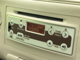 CDやラジオで、お気に入りの音楽を楽しめます。AUX端子も備えているので、様々な機器との接続も可能です。日常のドライブがさらに楽しくなる一台です。