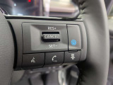 プロパイロットの操作スイッチを集約したステアリング右側。ボタンひとつで設定や車間距離の調整が可能。高速道路などでの長距離運転時の疲労軽減に貢献します。