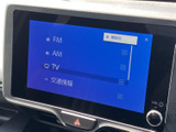多彩な表示機能で、ドライブをさらに楽しめます。ラジオや音楽だけでなく、便利な情報を確認できる頼れる相棒です。