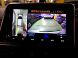 パノラミックビューモニター(全方位モニター)。前後左右に搭載された4つのカメラ映像を合成し、車を真上から見下ろしたような映像と、後方の映像を同時に法事できます。