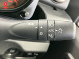 操作しやすいウインカーレバーとライト類スイッチ。直感的に操作できるため、安全運転をサポートします。オート機能も便利です。