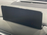 【10.25インチマツダコネクト】車内の雰囲気にマッチした大型ディスプレイ。スマホ接続でのナビ使用やBluetooth再生等、様々な機能が楽しめます。直感的なダイヤル操作が可能で、使い勝手も良好です。