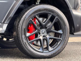 【ローンチエディション特別装備】AMGマットブラックペイント21インチアルミホイール・AMGロゴ入り・レッドキャリパー(AMG 強化ブレーキシステム)