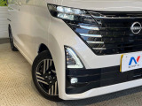 【LEDヘッドライト】悪天候や夜間走行時も良好な視界を確保し安心して運転できる高輝度LEDヘッドライトを装備!点灯速度が早く、消費電力も抑えられています。