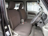 体をしっかり支えるシート形状で、運転姿勢を安定させやすい運転席。アームレスト付きで長時間の運転でも姿勢を保ちやすく、日常使いに配慮された空間です。