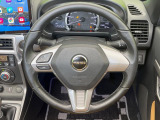 インテリアに合わせたデザインのステアリングは、運転される方のことも考え、運転しやすい形状、大きさです。是非一度、実際に触ってお確かめください。