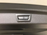 オートマチック・テールゲート・オペレーション  電動オープン、クローズ機能を備えたテールゲートはリモートコントロールキーのボタンの操作、テールゲートのボタンにより開閉が可能です。