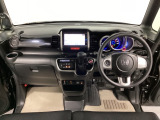 車内は光触媒抗菌消臭施工済です。スタイリッシュなデザインで暖かみのあるインパネ周りを演出します。グローブボックスやカップホルダーのほかにトレーなどたくさんの収納スペースが装備されています。