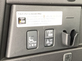 電動ウインチには速度調整と進路補正機能が備わっており、車いすの乗車をスムーズにサポートします。また、ウインチベルトの巻取速度は2段階で切り替えでき、状況に合わせた操作が可能です。