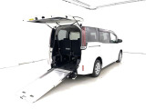 車いすのままスムーズに車内へ乗り降りできる仕様です。
