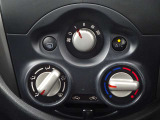 【マニュアルエアコン】ダイヤルを回して簡単に温度調整ができます。車内も快適ですね!