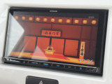 お気に入りの音楽を車内で楽しめます。様々なソースに対応し、長距離ドライブも飽きさせない充実のエンターテイメントシステムです。