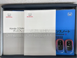 スマートキーは鍵をバッグに入れたままでもドアロックの開閉やエンジンのON・OFFができます。夜間や雨の日も鍵を探さなくて良いので便利です。