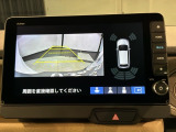 リバースギアに入れるだけで後方の表示へ切り替わります。夜間や雨の日の駐車も楽になりますよ。