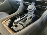 視認性の高いメーター類が、運転に必要な情報を分かりやすく表示。運転状況を的確に把握でき、安全運転をサポートします。