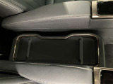 携帯電話や小物などを入れておくことができるホルダー付きです。