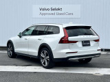 V60 Cross CountryはAWDに加え、「Off Road」モード、リフトアップされた地上高、ヒル・ディセント・コントロールを搭載。荒れた路面でのトラクションとグリップ、そして安全性を高めています。