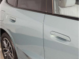 【デザインとの融合】BMWデザイナーが創り出したボディデザインを損なう事のない様に配置とデザインに拘っています。ドアノブについてもBMWの拘りに妥協はありません。