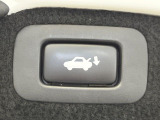 【パワーバックドア】スマートキーや運転席のボタンを押すだけでリアゲートが自動で開閉します!荷物を持っている時や、高い位置にあるバックドアを閉める際に便利な機能です♪