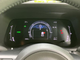 運転に集中できる空間を、分かりやすい表示でサポート。重要な情報を整理し、安全運転を促します。視認性にも配慮しています。