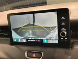 リバースギアに入れるだけで後方の表示へ切り替わります。夜間や雨の日の駐車も楽になりますよ。