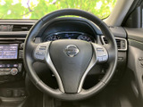 握りやすいステアリングは、運転操作をスムーズにします。オーディオやハンズフリー通話の操作もステアリングから行え、安全運転をサポート。