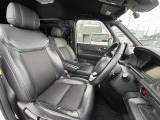 フロントシートのお写真です。 広い足元と、ゆったり座れるシートは長時間の運転でも疲れにくくなっております♪