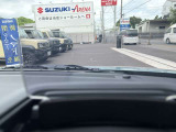 ヘッドアップディスプレイに運転に役立つ情報を映し出します。