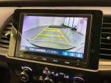リバースギアに入れるだけで後方の表示へ切り替わります。夜間や雨の日の駐車も楽になりますよ。