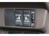 便利な両側パワースライドドア搭載で運転席で開閉出来ます。