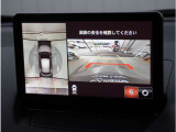 【360&deg;ビュー・モニター】専用カメラにより上から見下ろしたような視点で360度クルマの周囲を確認することができます。駐車が苦手な方でも縦列駐車や幅寄せ時に活躍してくれます。