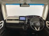 運転席は、大きな座面と包み込むような背もたれがドライバーの身体全体をしっかり支えます。上質なシート素材と座り心地のよいクッションを採用し、長時間の運転やコーナーの多い道も快適です