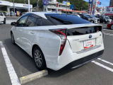 向かい側にサービス工場完備。車検・メンテもお任せください!