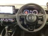【ハンドル】運転にかかわる様々な操作を安全に行えるように視点移動が少なく操作性に配慮されたスイッチ類が凝縮されたコックピットです。