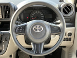 握りやすい形状で、運転操作をサポート。オーディオコントロールなどのスイッチも操作しやすい位置に配置されています。