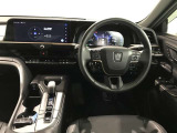 スタイリッシュなデザインのインパネ。各操作スイッチは使いやすい位置に配置されてます。